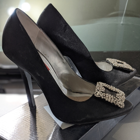 Red Carpet Black Pumps - Picture 2 of 6